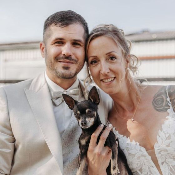 Julia Thaller Photography Hochzeitsfotografie und Familienfotos Niederösterreich - Brautpaar mit Hund